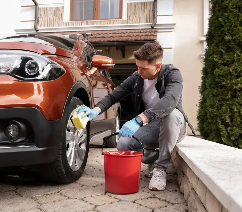 Lavage auto à domicile Saint-Julien-des-Points : professionnel intervenant sur un véhicule